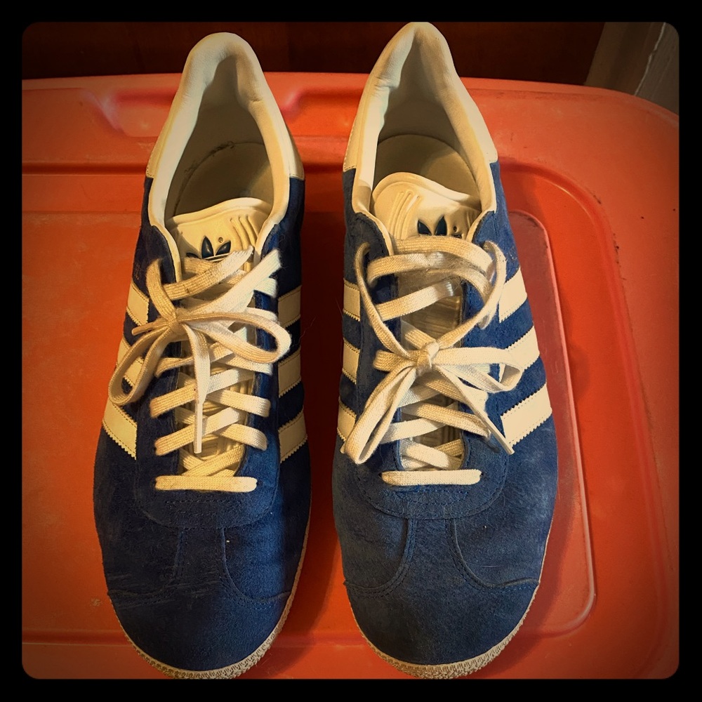 A pair of men adidas sneakers, size 9